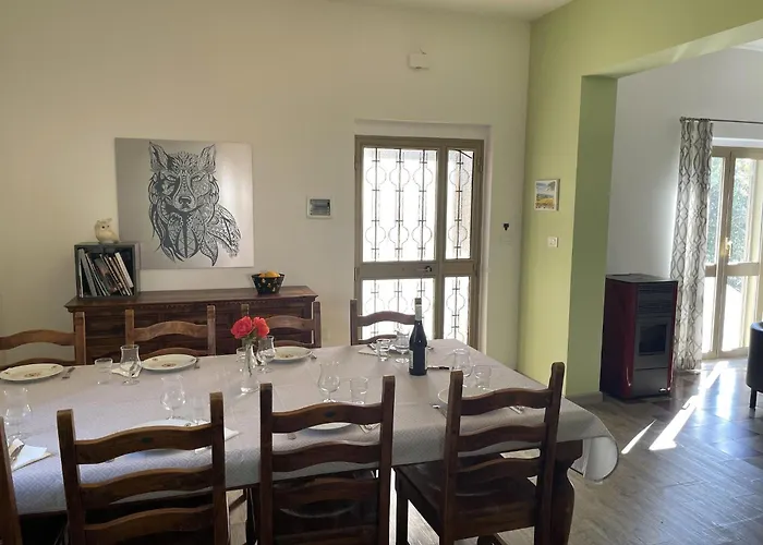 Σπίτι διακοπών Hillside Escape With Pool